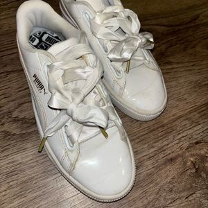 Used white puma sneakers with ribbon laces